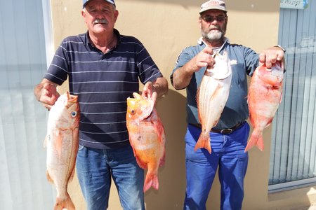 Vlnr is Jean Downing en Bertus Prins met ‘n deel van hulle vangstes vir die dag